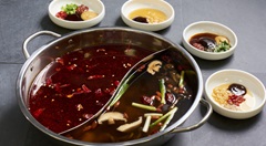 經典鴛鴦火鍋 - 鮮菌湯底和麻辣湯底 