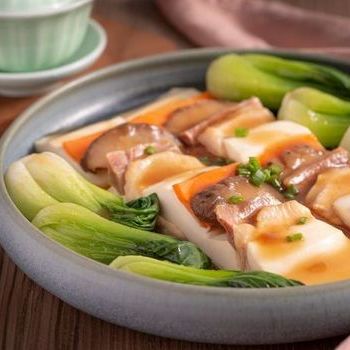 Steamed Yunnan ham, chicken with mushroom and tofu