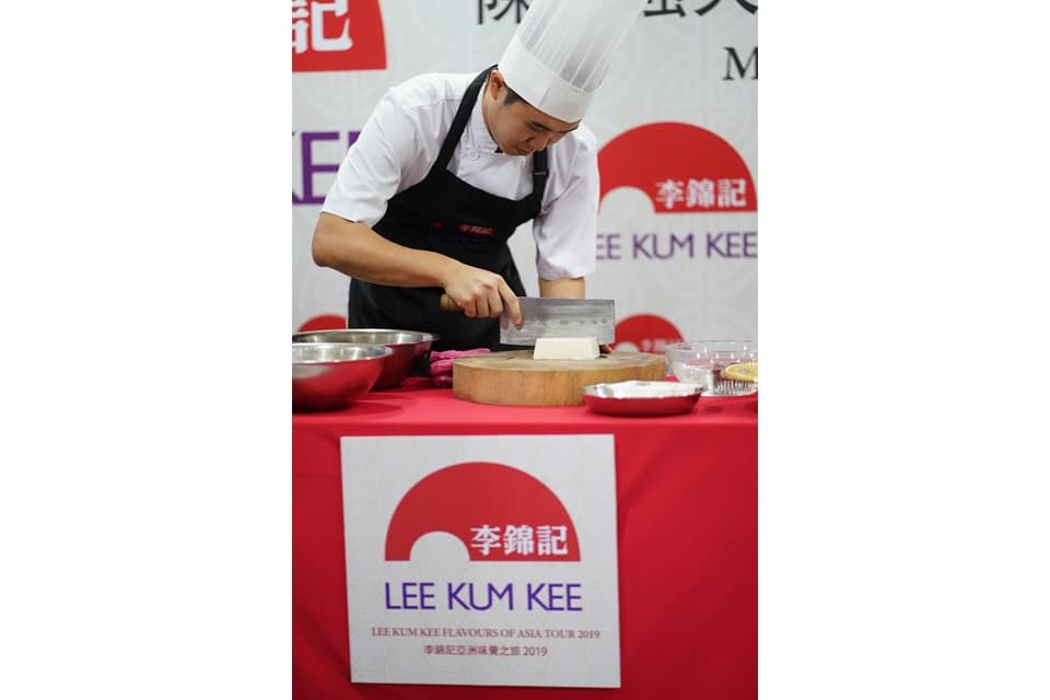 李锦记马来西亚希望厨师於厨艺交流会上展示刀工