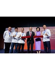 Lee Kum Kee Sauce Group Chairman Mr. Charlie Lee (third right) and Senior Minister of State at the Ministry of Culture, Community and Youth and Ministry of Communications and Information Ms. Sim Ann (second right) present souvenirs to representatives of the International Master Chef Charity Association and Kwan Sang Charity Foundation Limited in gratitude of their support towards the event.