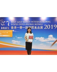 Ms. Linda Ho, President – Europe, Oceania and Emerging Markets of Lee Kum Kee Sauce Group receives awards on behalf of the Company"