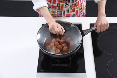 Couvrir et faire cuire à feu doux pendant environ 5 minutes jusqu’à ce que les boulettes de viande soient cuites.