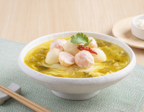 Sup Mie Asam Panas dengan Bola Ikan dan Udang